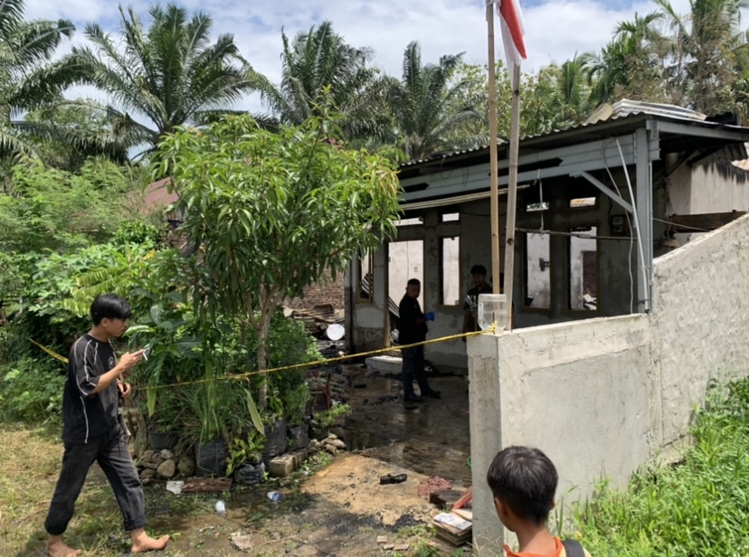 Kebakaran Diduga Akibat Gas Meledak Hanguskan 2 Rumah Warga Kelurahan Surabaya, Satu Korban Dilarikan ke RS