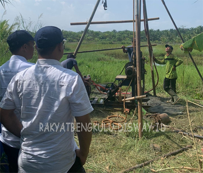 Tim Cek Kualitas Tanah  Calon Pelabuhan Nusantara