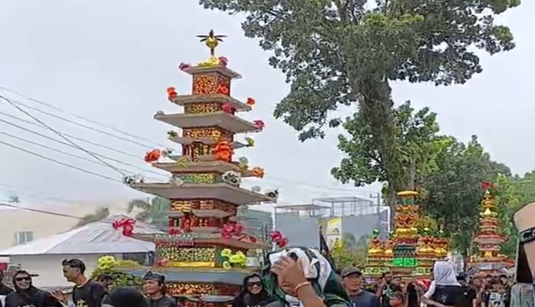 Tak Gentar Hujan, Ribuan Warga Padati Jalan untuk Saksikan Puncak Festival Tabut 2025