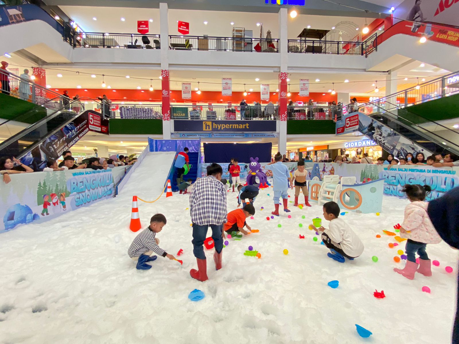 Wahana Salju Terbesar Snowland Hadir di Bencoolen Mall, Ini Daftar Harga Tiketnya