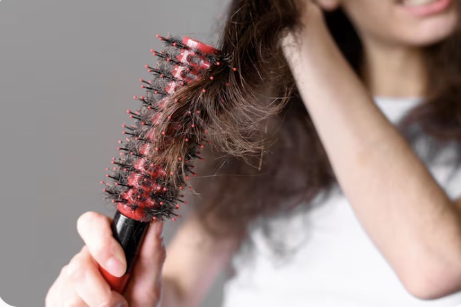 Sering Keramas Bikin Rambut Rontok? Ini Fakta yang Sebenarnya
