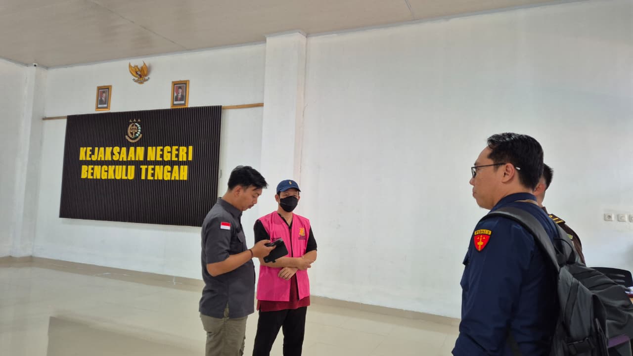 Kasus Korupsi DD Rindu Hati: Mantan Sekdes Resmi Ditahan Kejari Benteng Usai Mangkir dengan Alasan Sakit