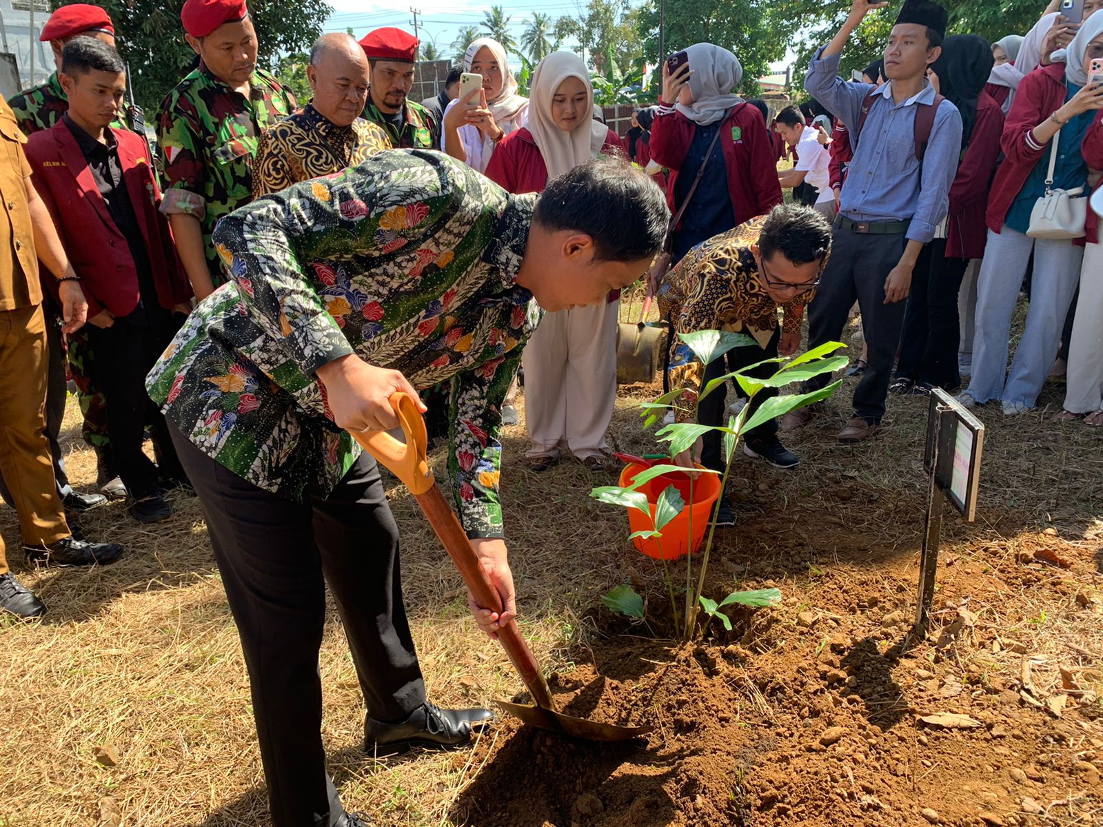  Lewat Penanaman Pohon, Menteri Kehutanan RI dan Wagub Mian Ajak Mahasiswa UMB Jaga Kelestarian Alam