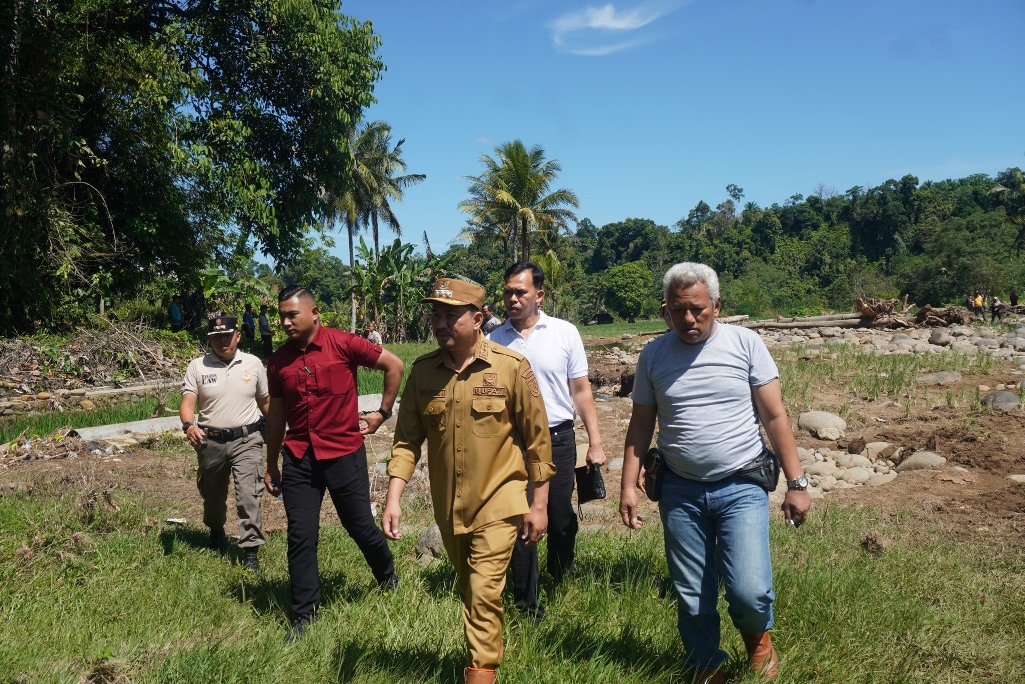 Gotong Royong Lawan Banjir, Bupati Bengkulu Utara Turun Tangan Pasang Bronjong Demi Sawah Petani
