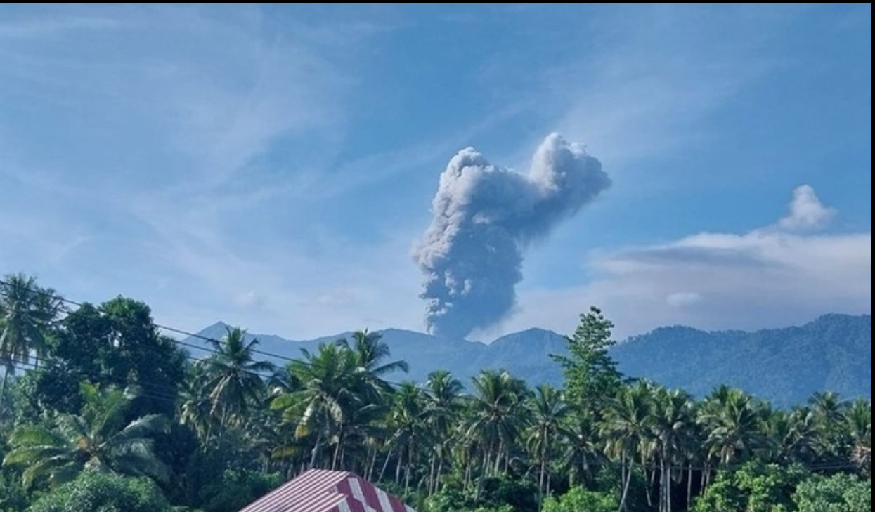 Waspada! Gunung Dukono Erupsi, Abu Vulkanik Membubung 3.000 Meter