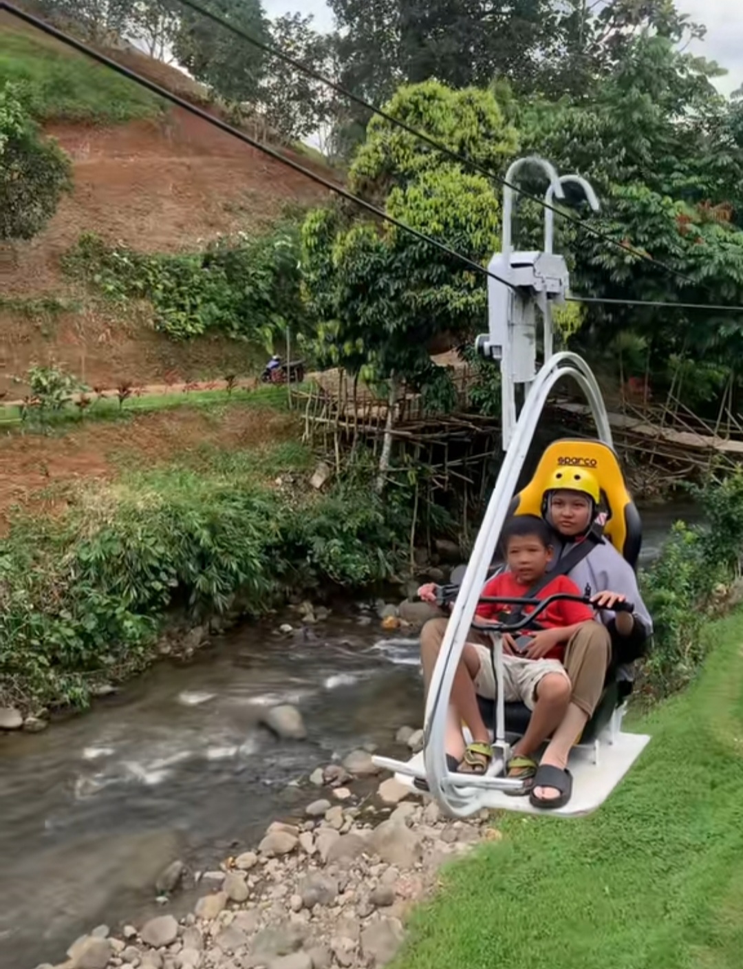 Destinasi Wisata Kampung Durian: Nikmati Wahana Kereta Gantung dengan Harga Promo!