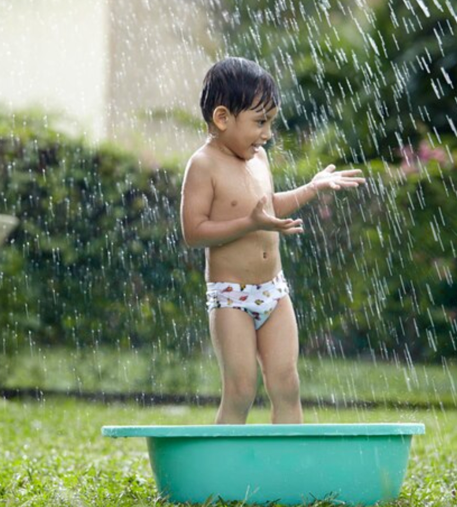 Jangan Khawatir, Ini 7 Manfaat Mandi Hujan untuk Anak