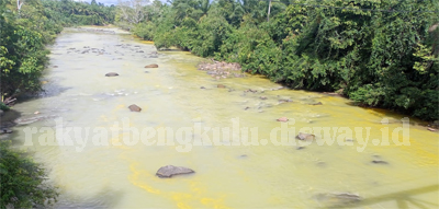 PT SIL Akui Penyebab Sungai jadi Kuning, DLH Ambil Sampel 