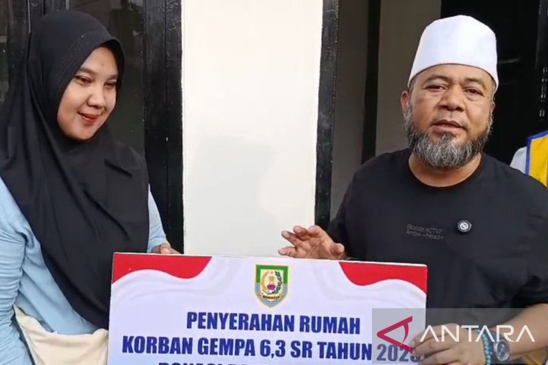 Gubernur Bengkulu Serahkan 9 Rumah Baru untuk Korban Gempa