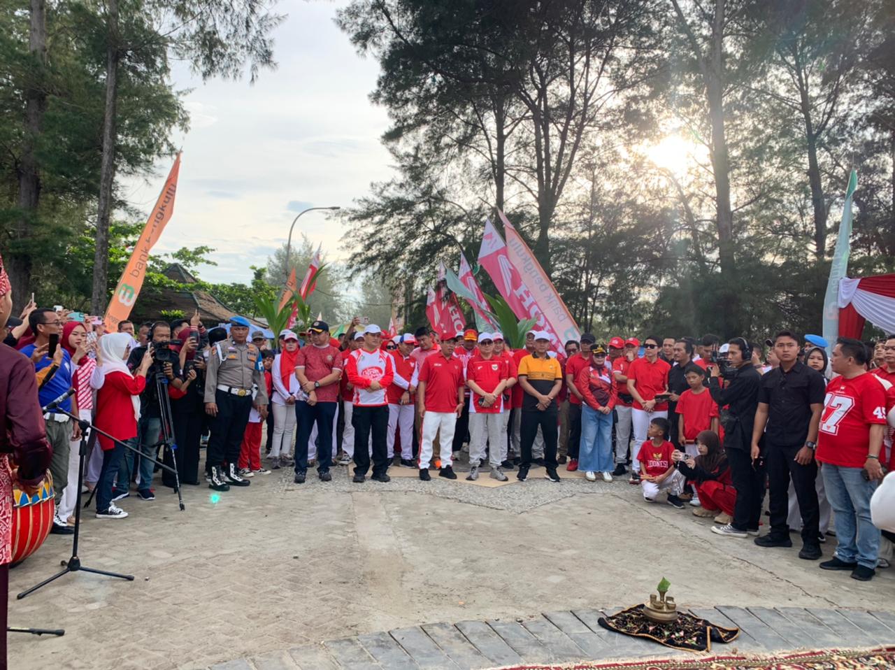 Warga Antusias Sambut Wali Kota Bengkulu dalam Gerakan Menanam 10 Ribu Pohon Kelapa