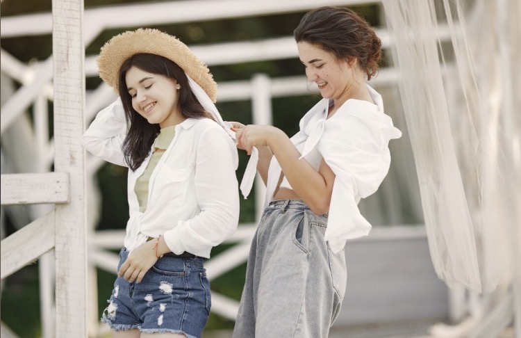Tetap Stylish! 7 Tips Layering di Musim Panas Tanpa Gerah