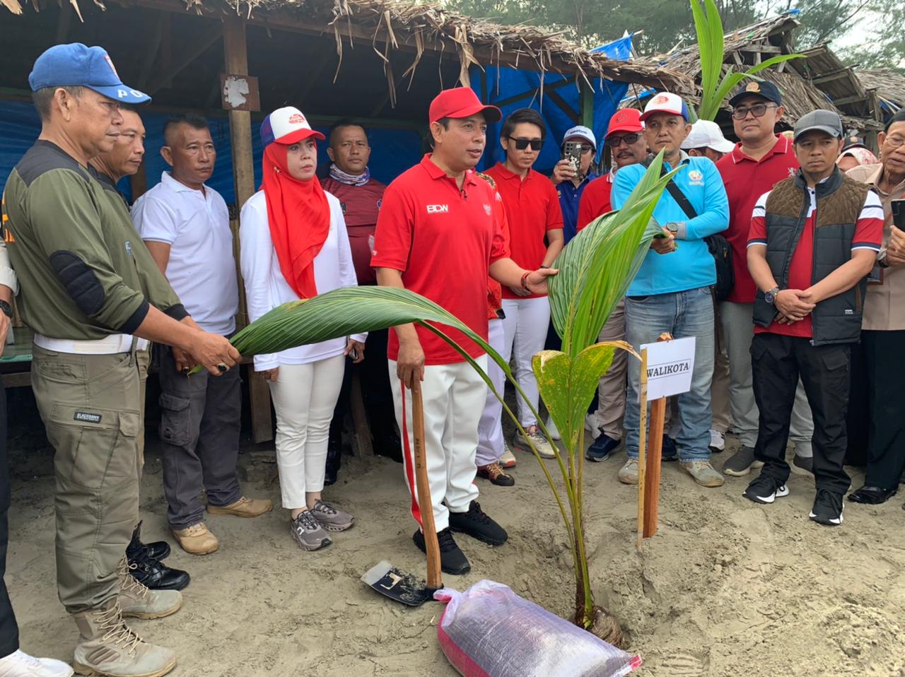 Momen Wali Kota Bengkulu Pimpin Penanaman 10 Ribu Pohon Kelapa dalam Gerakan GEMPALA di Pantai Panjang