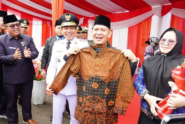 Penghargaan Istimewa: Walikota Bengkulu Muliakan Pensiunan PNS dengan Batik Khas nan Berharga