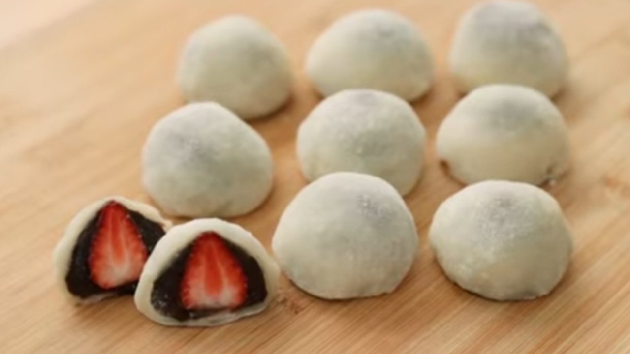 Resep Mochi Coklat Isi Strawberry Ala Chef Devina Hermawan yang Menggugah Selera