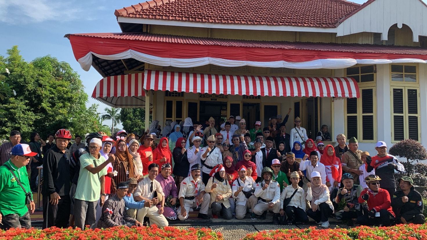 Komunitas Sepeda Ontel Peringati HUT RI ke-80 dengan Cara Unik di Rumah Bung Karno Bengkulu