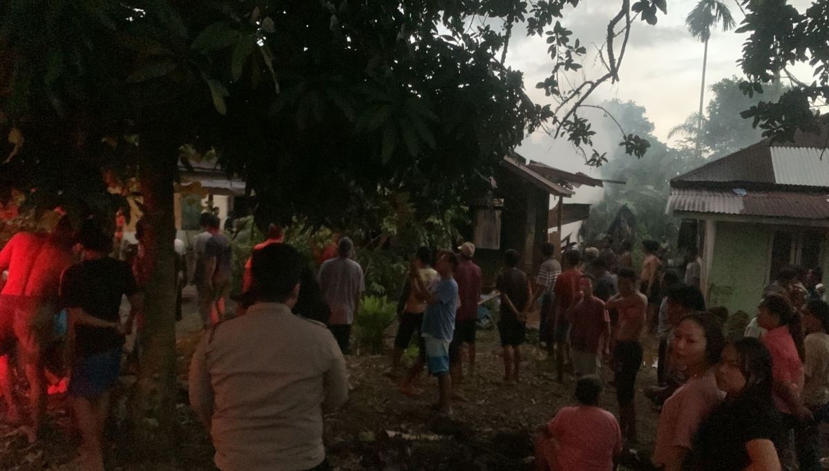 Duduk Santai di Teras, Rumah Warga Kerkap Ludes Terbakar Usai Ledakan Diduga dari Listrik