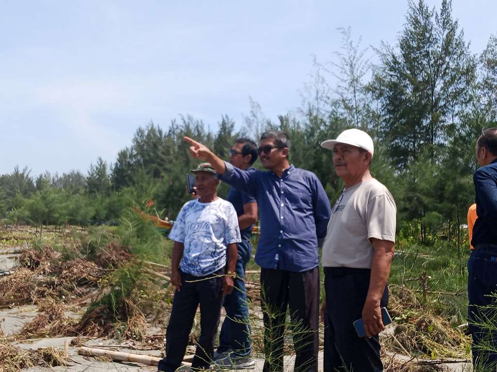 Ombak Besar Rusak Kapal Nelayan, Sukatno Tinjau Langsung Kondisi di Lapangan