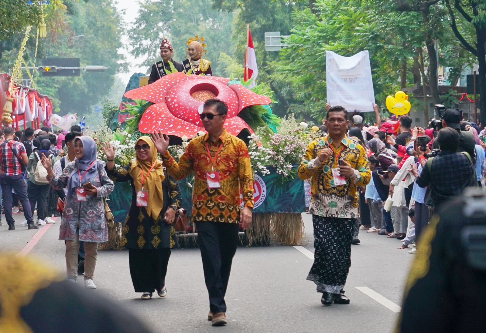 Wow! Bunga Rafflesia dan Gunung Bungkuk Melenggang di Jalanan Kota Solo