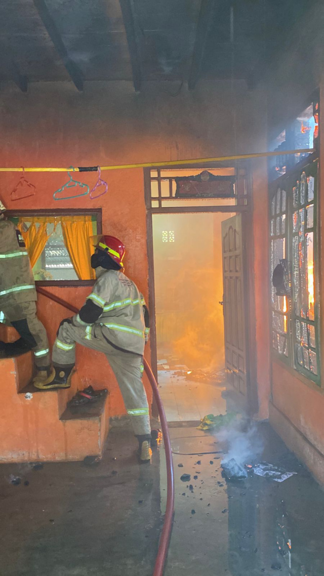 Kebakaran Hebat di Bumi Ayu, Rumah Personel Damkar Bengkulu Ludes Terbakar