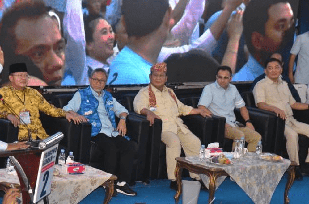 Pakai Kebek Palak, Prabowo Subianto Tiba di Bengkulu Bersama Raffi Ahmad dan Zulkifli Hasan