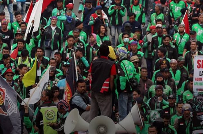 Demo 500 Ribu Pengemudi Ojol Lumpuhkan Lalu Lintas, Transjakarta Alihkan Rute Demi Kelancaran