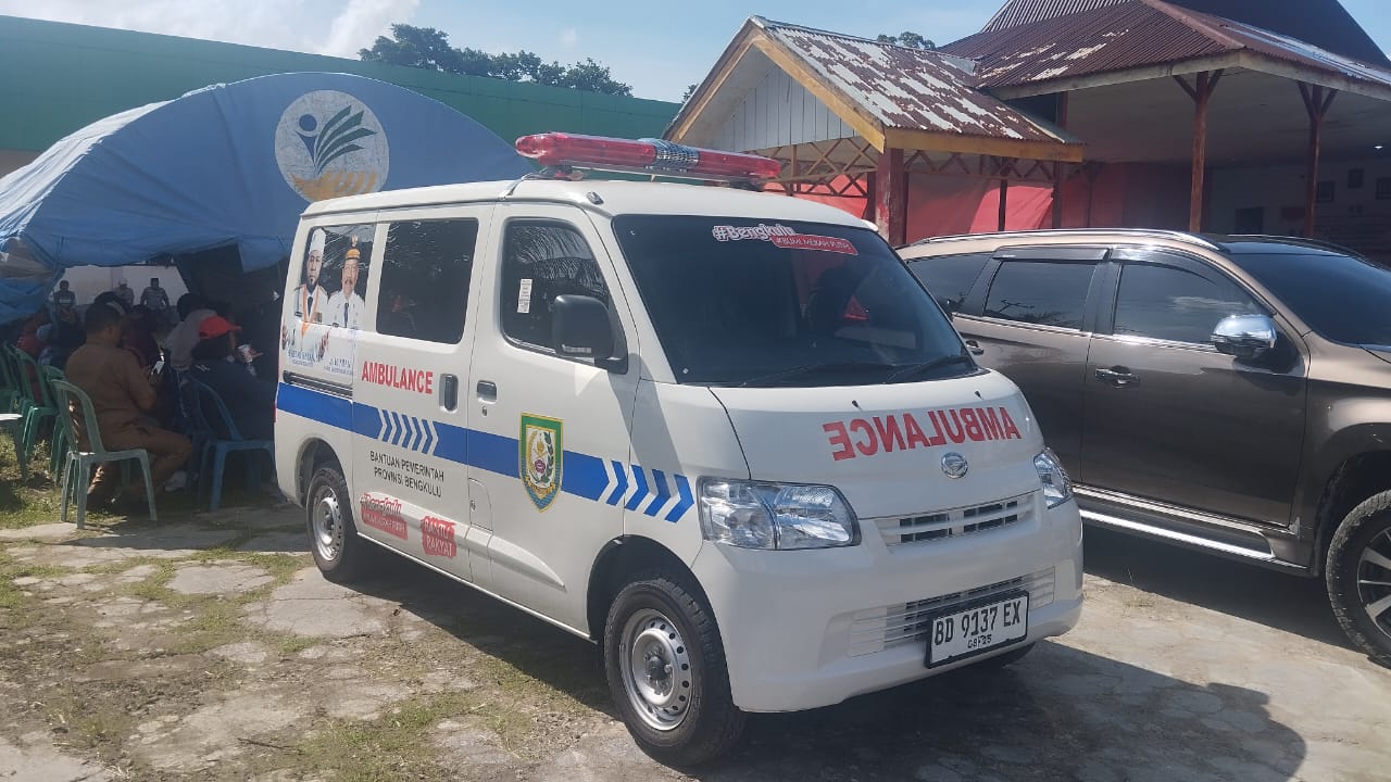Gubernur Bengkulu Bawa Program 'Bantu Rakyat Helmi–Mian' ke Enggano, Bus dan Ambulans Diserahkan