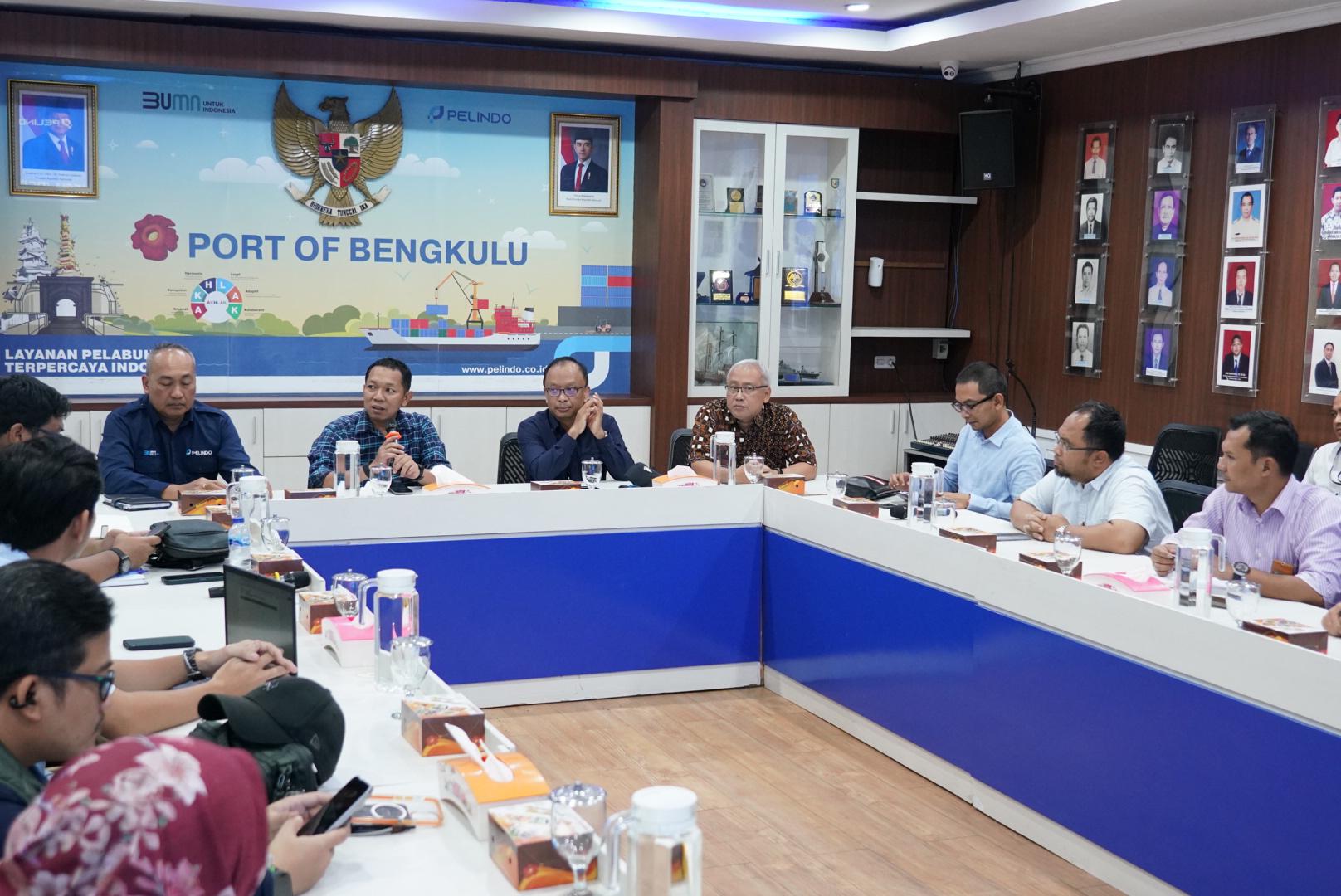 Pertamina Patra Niaga Dukung Pelindo Dalam Penanganan Alur di Pelabuhan Pulau Baai