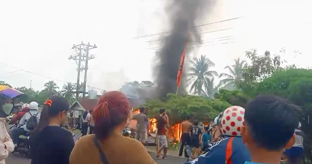 Kebakaran Hebat, 1 Unit Rumah Warga di Desa Pekik Nyaring Pondok Kelapa Ludes Terbakar ! 