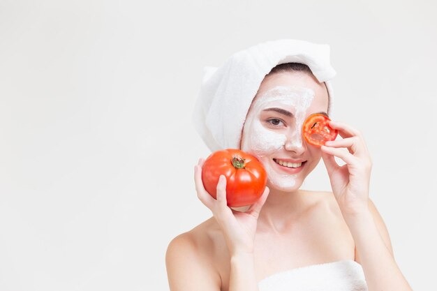 6 Manfaat Masker Tomat untuk Kecantikan dan Kesehatan Kulit Wajah, Ini 3 Resep Masker Tomat yang Mudah Dibuat