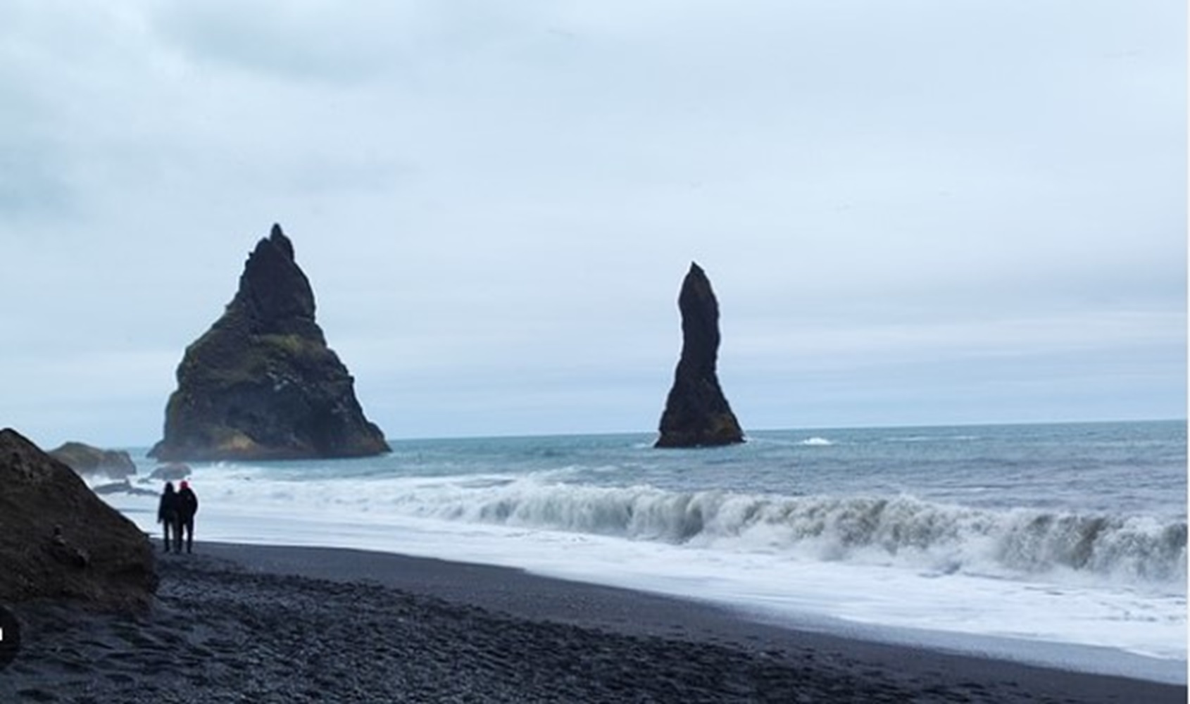 Pasir Hitam Terbentuk dari Lava Mendingin, Saat Matahari Terbenam Pasir Berkilauan