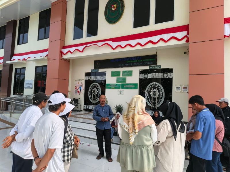 Bawa Ubi hingga Pisang, Petani Mukomuko Datang Bayar Putusan Rp3 Miliar