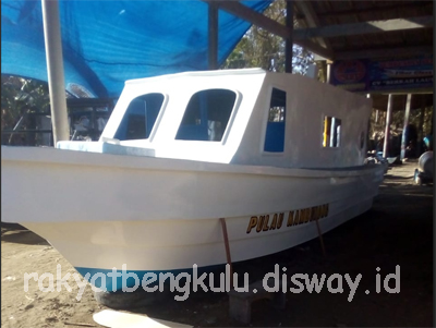Melihat Perahu Fiberglass Karya Saijan (43), di Kota Manna