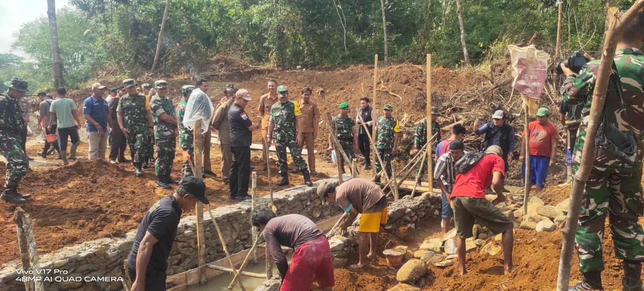 Mayjen TNI Irham Waroihan Puji Kinerja Personil TMMD Ke-121 Kodim 0409/Rejang Lebong