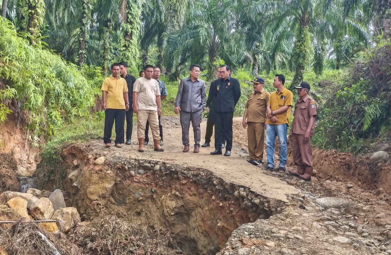 Jalan Ambles di Talang Rami, Bupati Seluma Turun Tangan Instruksikan Penanganan Cepat