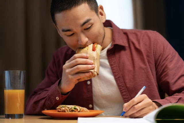 Mindful Eating: Bagaimana Makan dengan Sadar Dapat Meningkatkan Kesehatan Mental dan Fisik