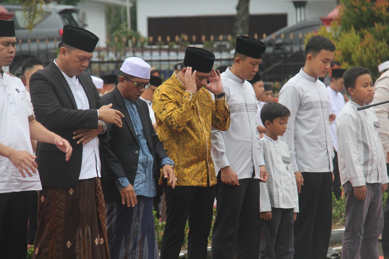 Salat Idul Fitri di Rumah Dinas Bupati Bengkulu Utara Berjalan Khidmat Meski Diguyur Hujan