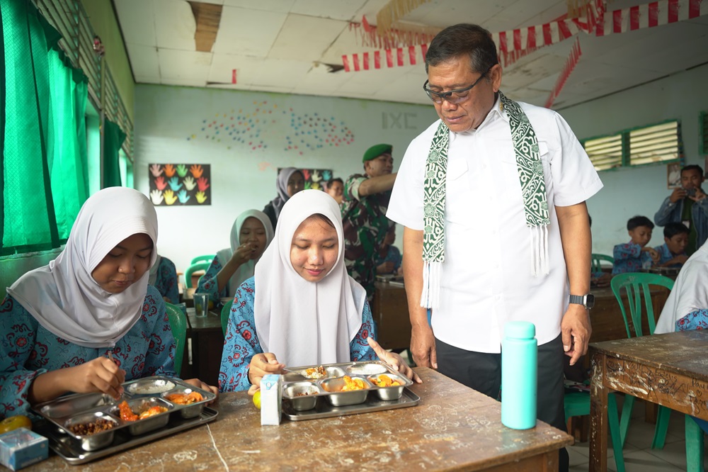 Tinjau Pelaksanaan MBG di Kota Bengkulu, Kepala Staf Kepresidenan Pastikan Standar Gizi Terpenuhi