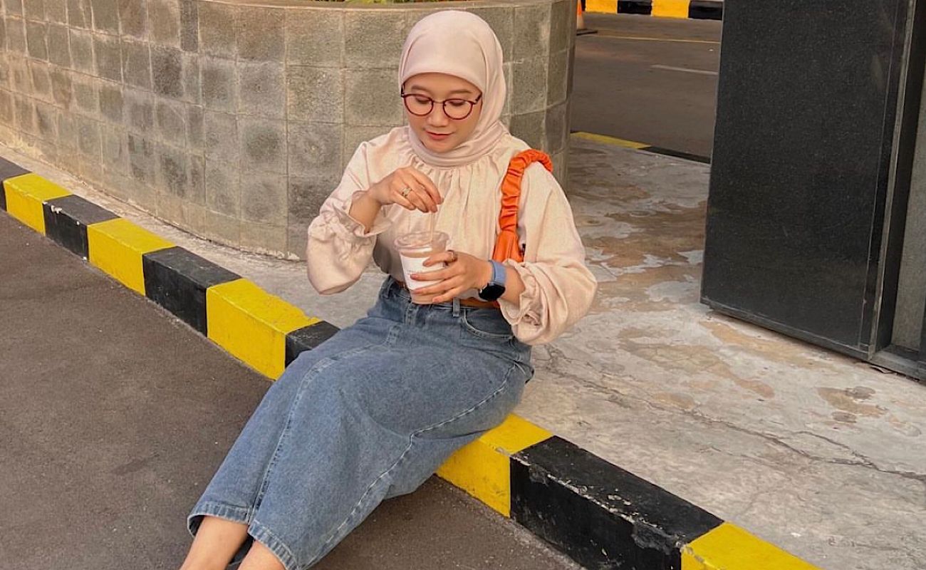 10 Inspirasi OOTD Rok Jeans untuk Penampilan Sederhana dan Stylish