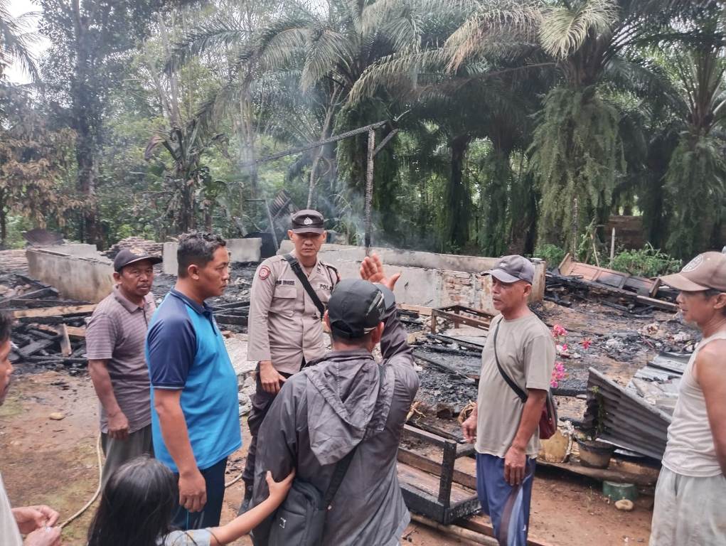 Lengah Sebentar, Rumah Ludes Terbakar: Dugaan Korsleting Listrik Hanguskan Motor dan Surat Berharga