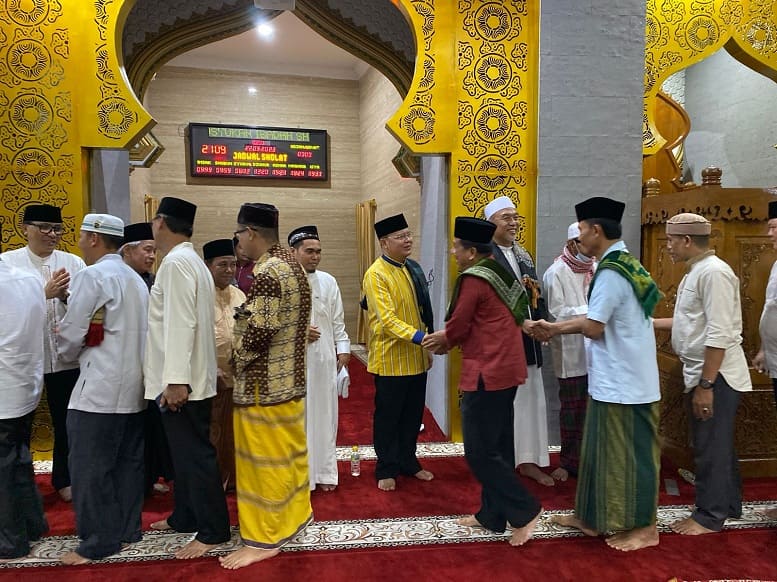 Gubernur Rohidin Isi Ceramah Dan Salat Taraweh Pertama Di Masjid Raya ...