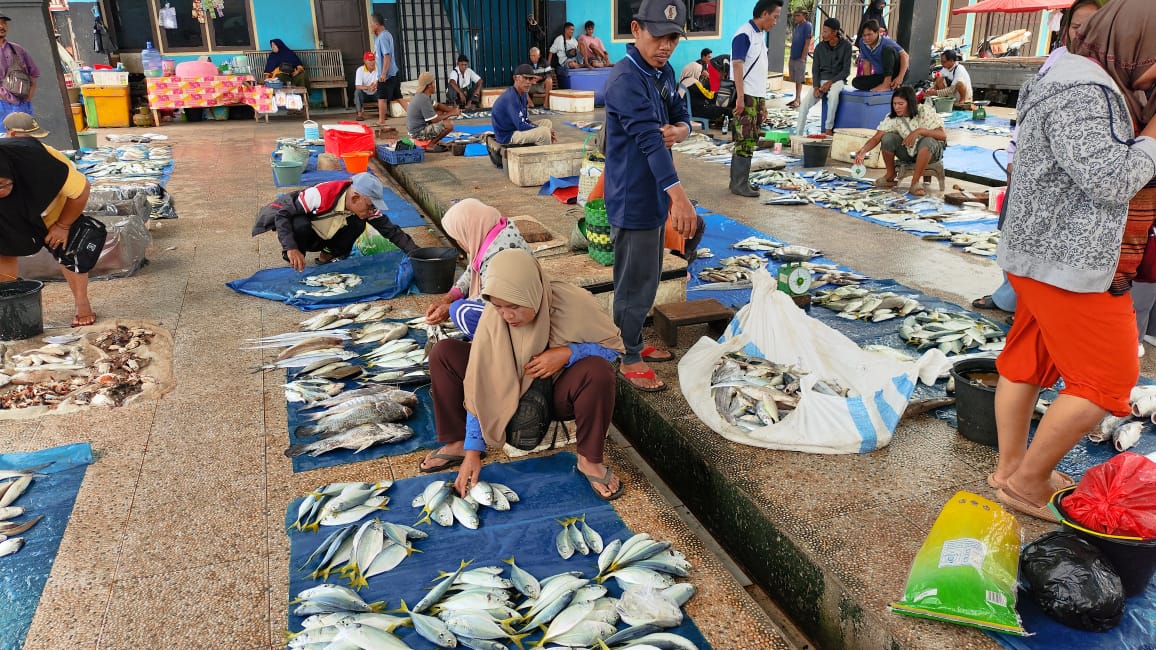 Nelayan Pantai Pasar Bawah Tetap Melaut Meski Hadapi Cuaca Buruk
