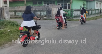 Fenomena Anak  Pakai Sepeda Listrik di Jalan Raya, BAHAYA!