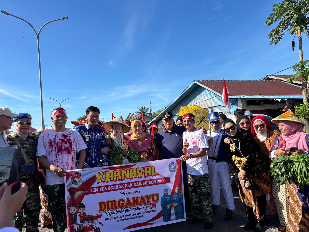 Pemkab Mukomuko Gelar Pawai Karnaval Sambut HUT RI ke-80, Bupati Apresiasi Partisipasi Masyarakat