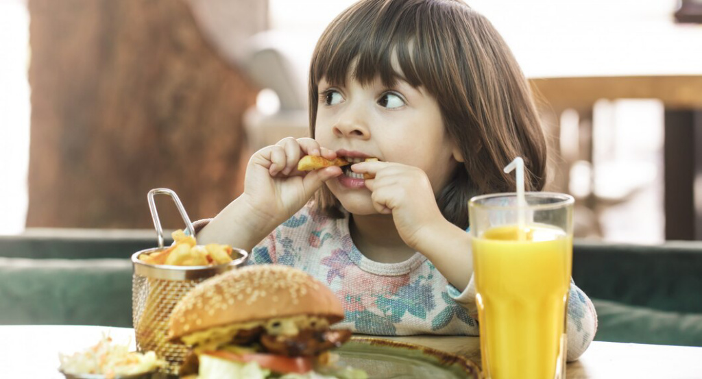 Hati-hati! Jangan Berikan 8 Jenis Makanan Ini Kepada Anak, Berpotensi Gangguan Kesehatan 