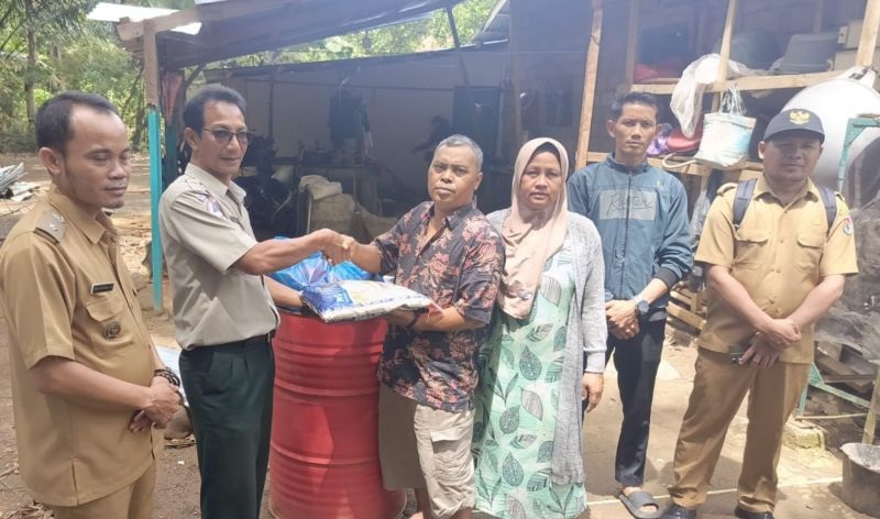 Gerak Cepat BPBD Mukomuko Serahkan Bantuan Korban Pohon Tumbang