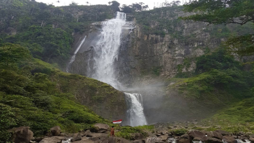 5 Keistimewaan Air Terjun Ponot, Air Terjun Tertinggi di Indonesia