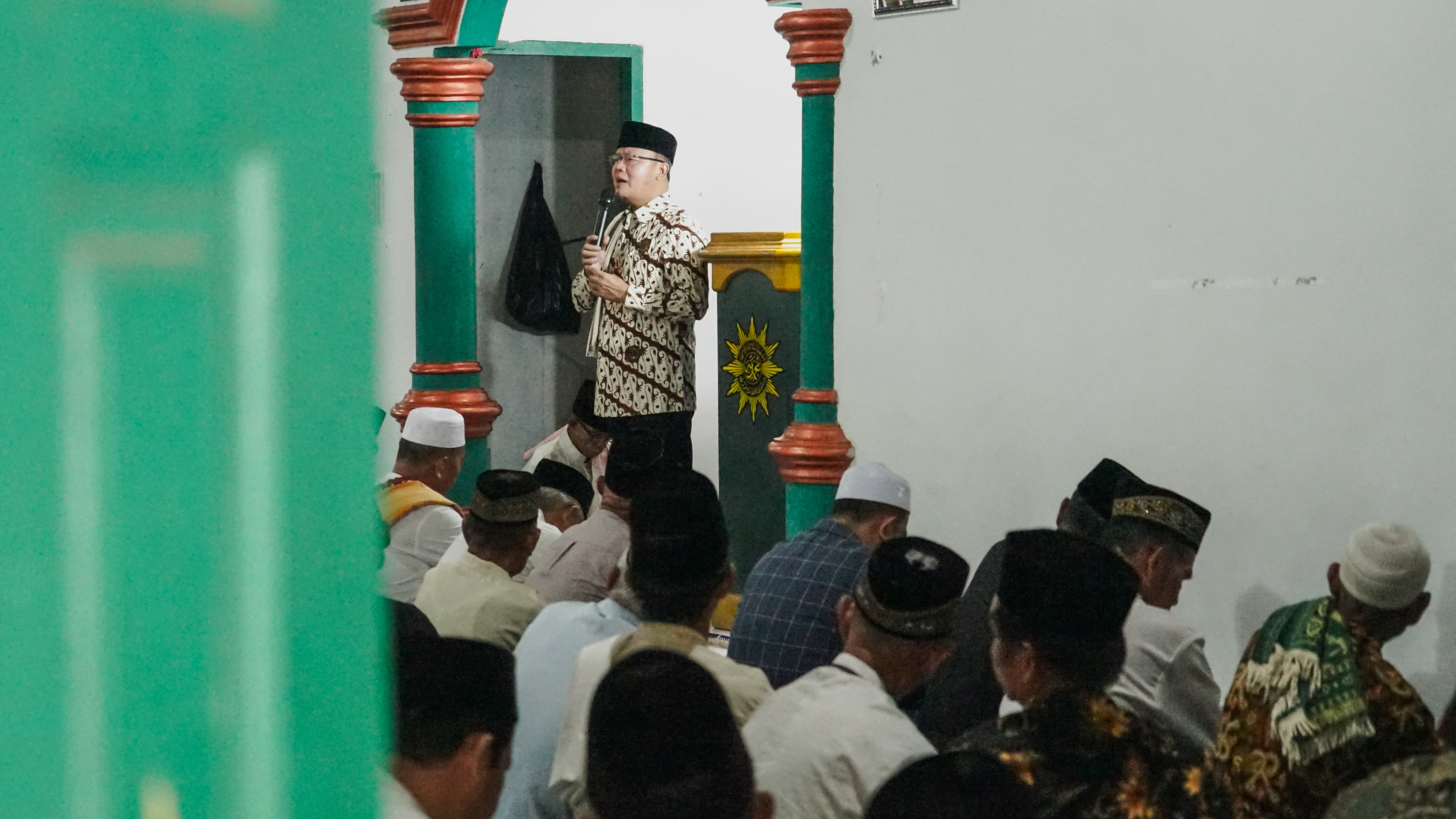 Shalat Idul Adha di Bengkulu Tengah, Gubernur Rohidin Jadi Khatib dan Serahkan Sapi Kurban Presiden