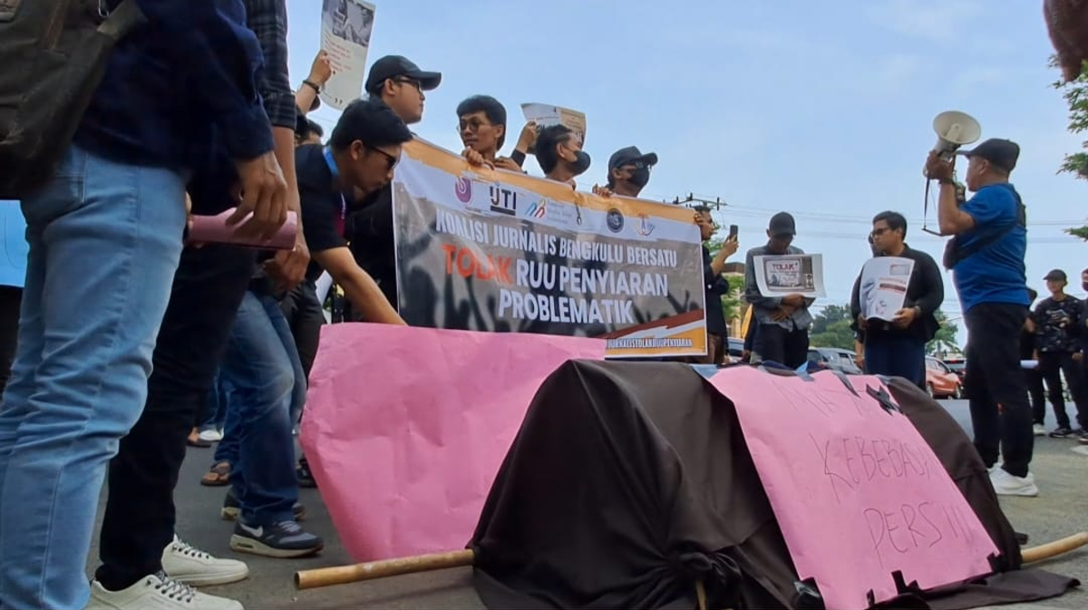 Demo Tolak RUU Penyiaran, Jurnalis Bengkulu Jalan Mundur Bawa Keranda Mayat ke DPRD