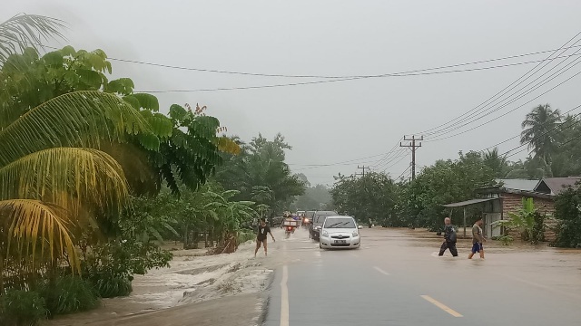 Seluma Terkepung Banjir, Jalinbar Putus, Pengendara Cari Jalan Alternatif