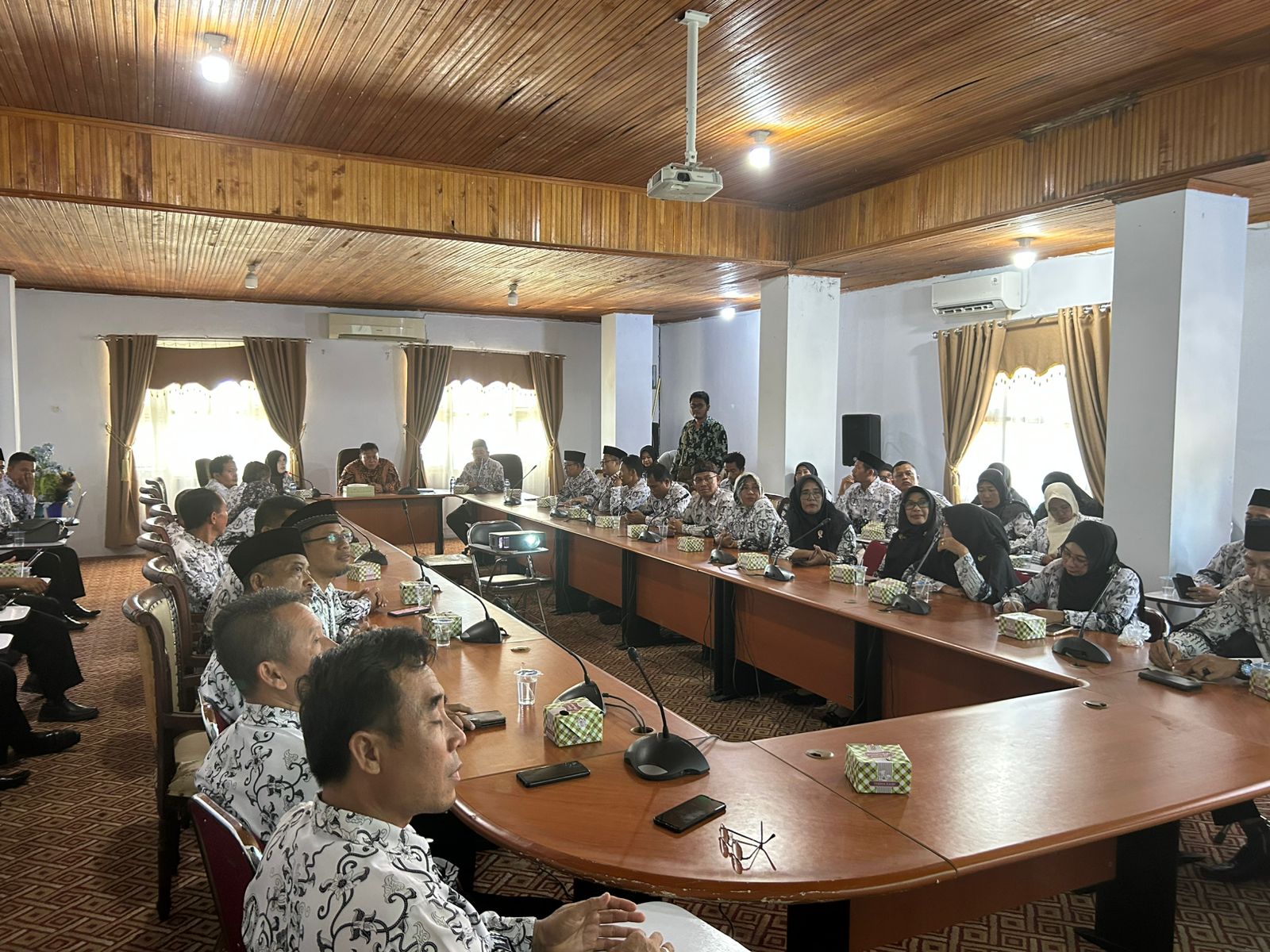 Puluhan Guru Mukomuko Keluhkan Absensi Online, Bupati Minta BKPSDM Lakukan Kajian Ulang